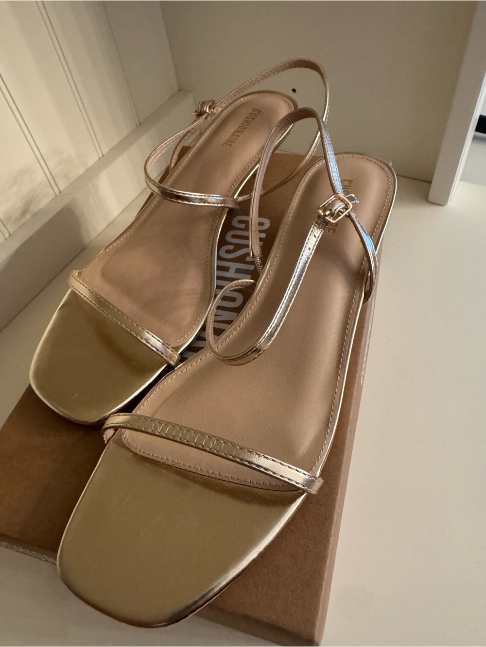 Cushionaire Soprano Gold Kitten Heel Sandals Size 9 NIB